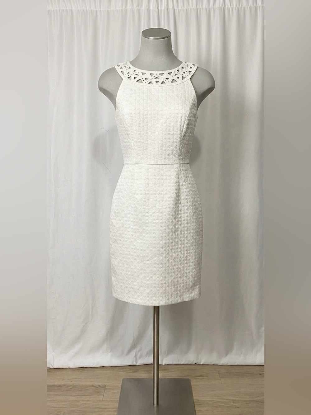 Antonio Melani Valencia White Textured Sheath Dress Cutout Neck Size 0